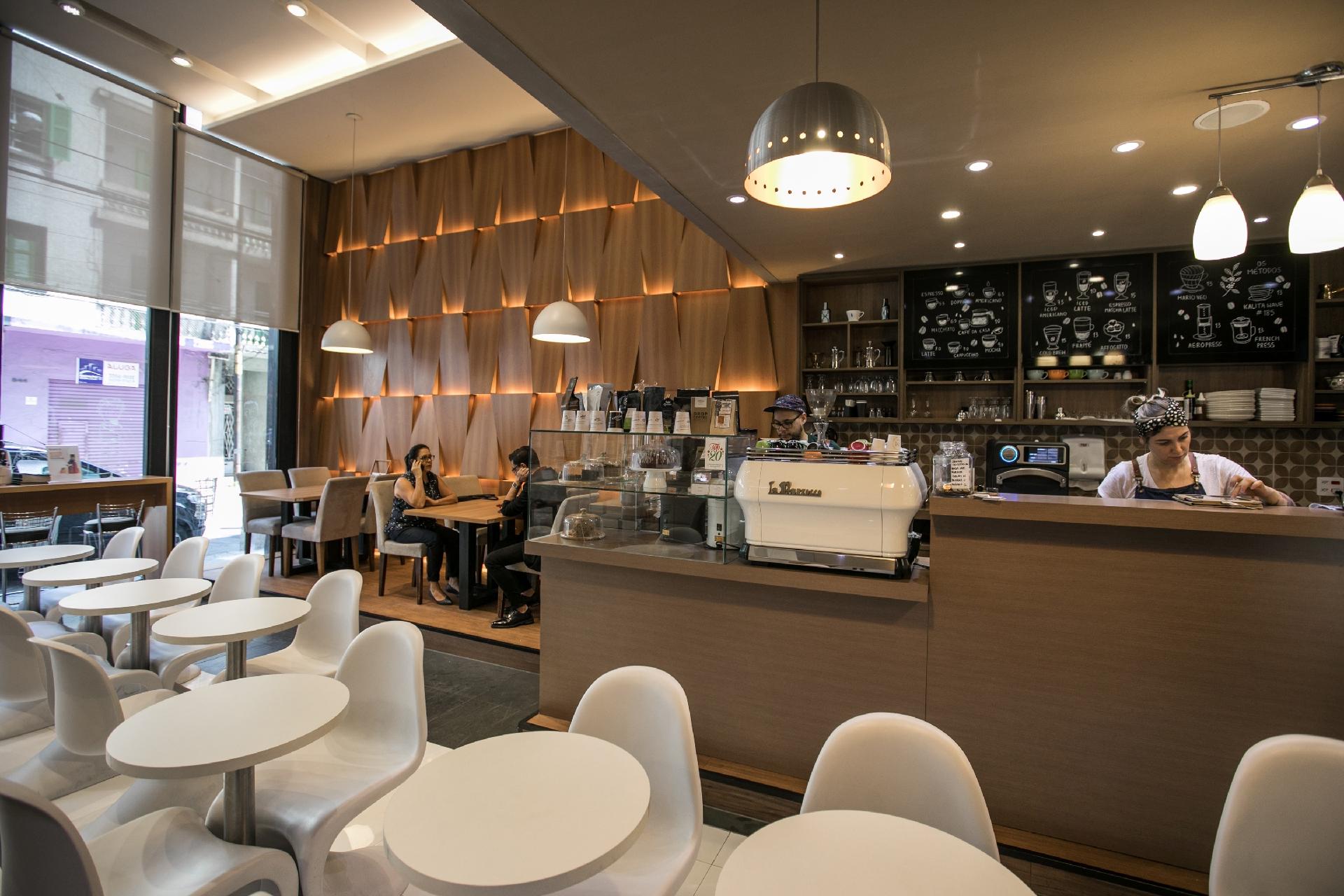 Ambiente da cafeteria Um Coffee Co., na rua Júlio Conceição: projeto contemporâneo e tomadas em todas as mesas - Simon Plestenjak/ UOL