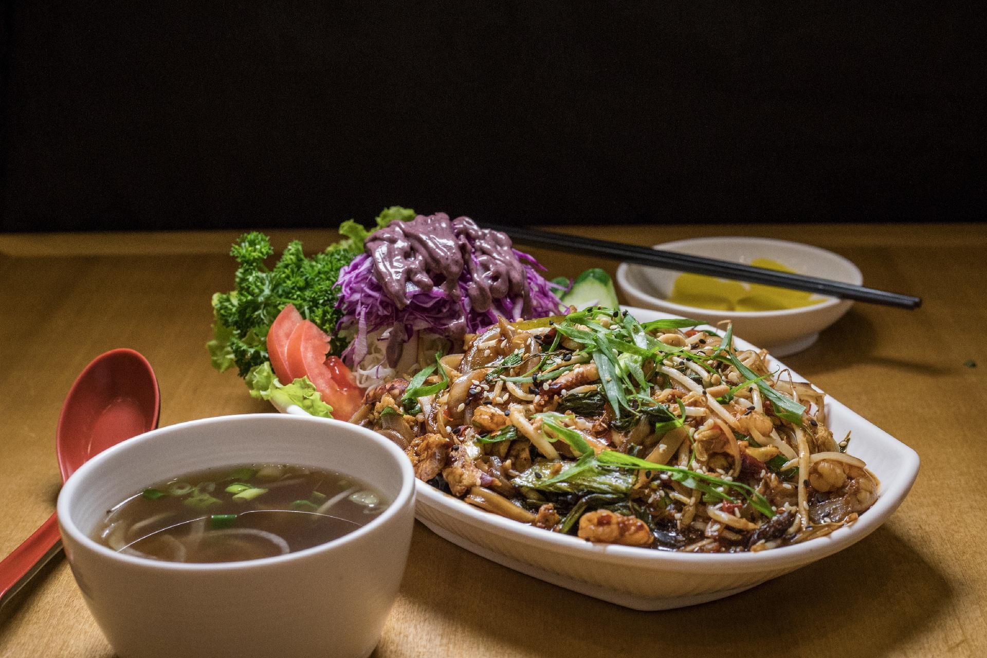 Pad thai de frutos do mar do Pho.366: aromático e levemente picante - Simon Plestenjak/ UOL