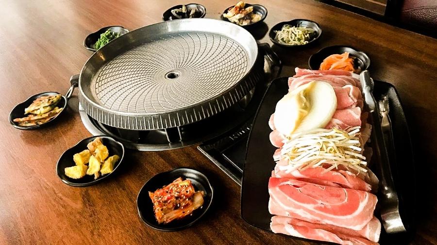 Churrasco coreano de carne suína servido no restaurante Bicol - Rafael Kang / Divulgação