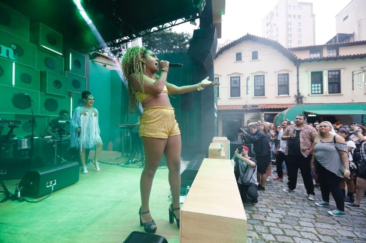 As Bahias e a Cozinha Mineira fizeram show com participação do rapper Emicida no Heineken Block - Simon Plestenjak/ UOL