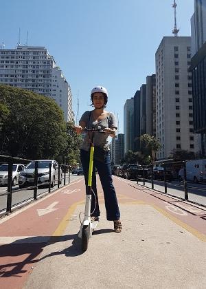 Repórter Lilian Sobral testa a patinete elétrica da Scoo - Lilian Sobral / UOL - Lilian Sobral / UOL