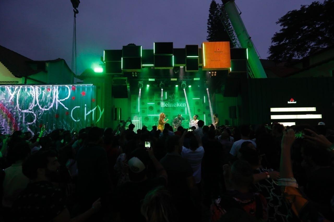 As Bahias e a Cozinha Mineira fizeram show com participação do rapper Emicida no Heineken Block - Simon Plestenjak/ UOL
