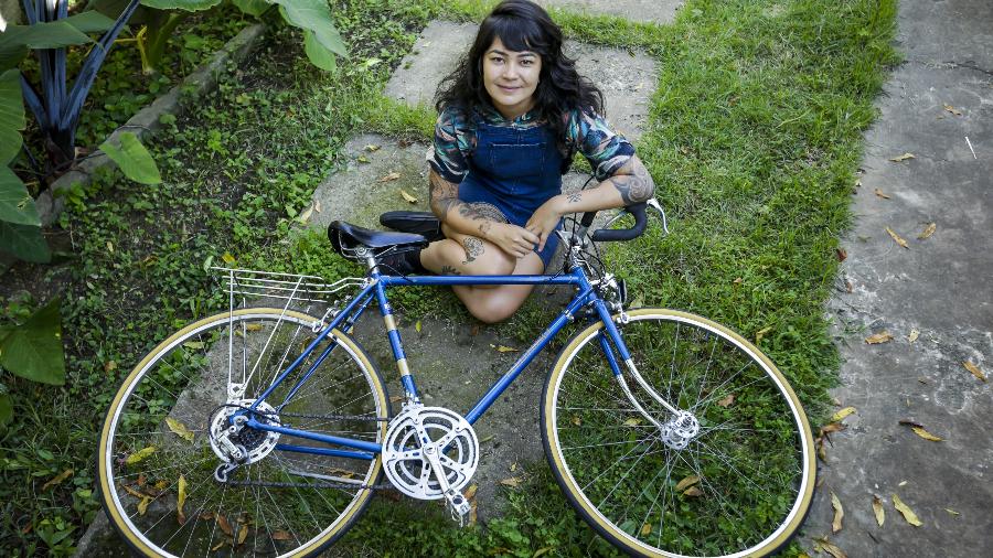 A designer gráfica Kareen Sayuri, que usa a bicicleta constantemente. - Marcelo Justo/UOL