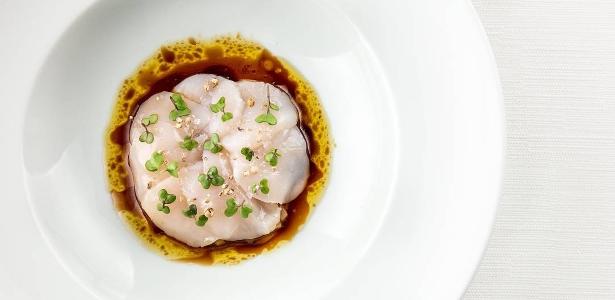 Carpaccio de vieiras com yacon e kombucha de café, do Olympe - Tomas Rangel / Divulgação - Tomas Rangel / Divulgação
