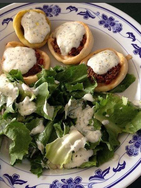 Mini esfihas preparadas pela chef Moema Kuyumjian, da Dona Flora Goumet - Divulgação/Instagram 