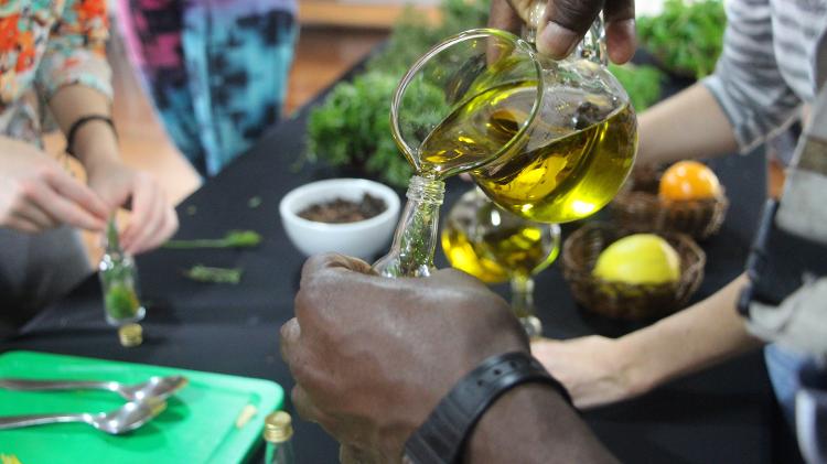 Oficina de azeite do SESC Experimenta - Mari Carvalho / Divulgação - Mari Carvalho / Divulgação