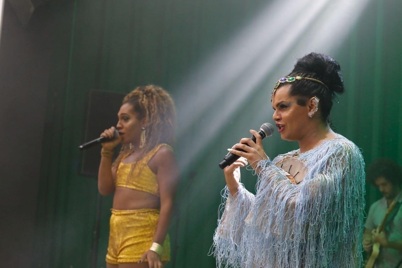 As Bahias e a Cozinha Mineira fizeram show com participação do rapper Emicida no Heineken Block - Simon Plestenjak/ UOL