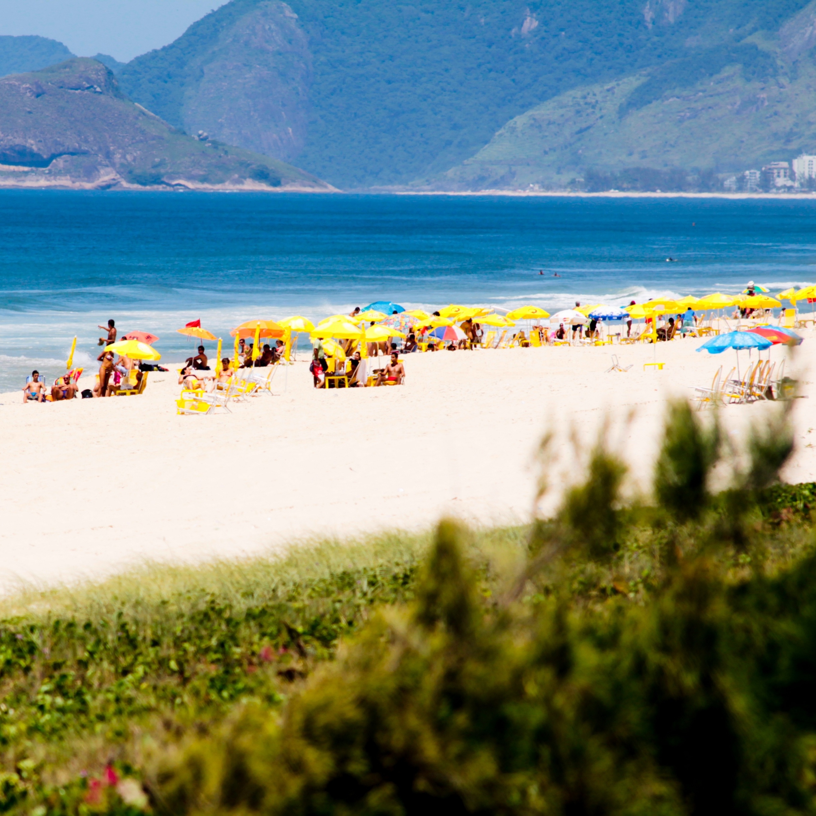 Fiscalização no Rio encerra festa de swing na Praia da Reserva