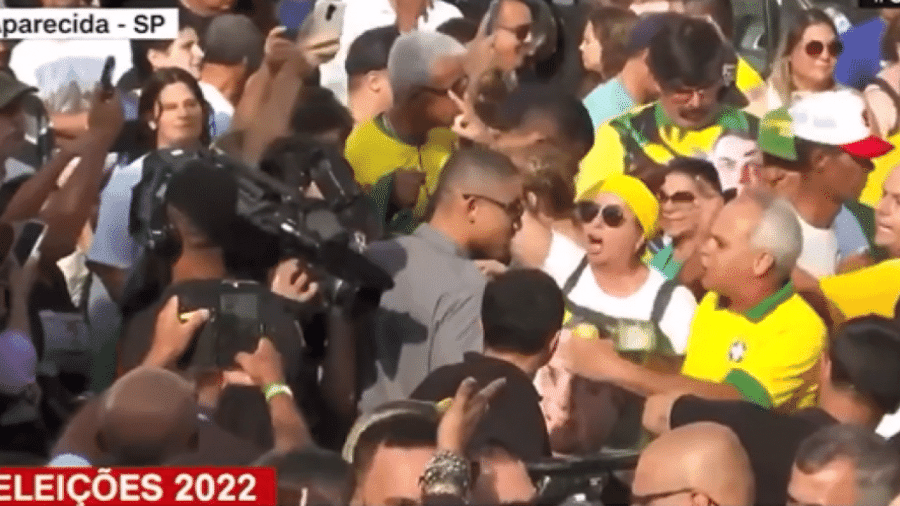 Bolsonaristas hostilizam funcionários da TV Aparecida no santuario nacional de Aparecida - Reprodução / Twitter        