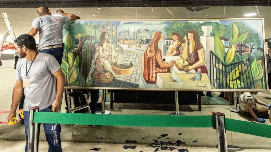 Técnicos verificam a tela "Mulatas", pintada em 1962 por Di Cavalcanti, que foi furada durante invasão ao Palácio do Planalto