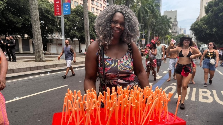 Luciana de Paula, 48 anos, vende canudos eróticos em blocos no Rio de Janeiro
