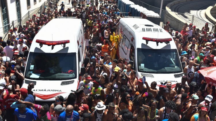 Público lota centro do Rio no Bola Preta e se espremem entrem ambulâncias 
