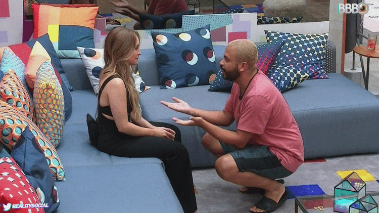 BBB21 Projota se ajoelha para falar com Carla - Reprodução / Globoplay - Reprodução / Globoplay