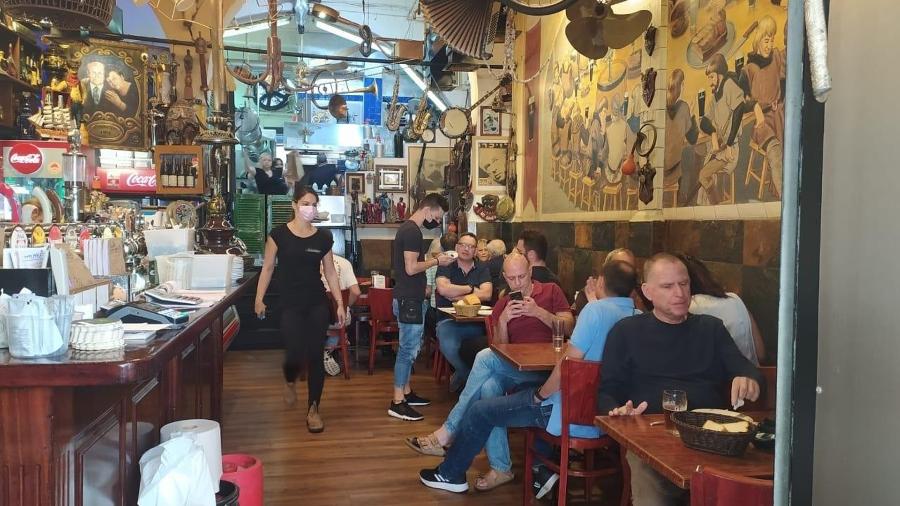 Restaurante em Haifa, Israel: a partir de 1º de março o documento deixará de ser exigido para entrar em estabelecimentos como este, além de cinemas ou hotéis - Laura Capelhucknik/UOL