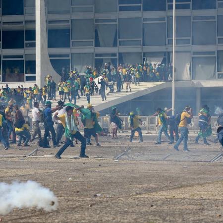 Manifestantes em protesto golpista em Brasília em 8 de janeiro, fato que vem sendo usado como pretexto para endurecer a lei contra o terrorismo - Pedro Ladeira/Folhapress