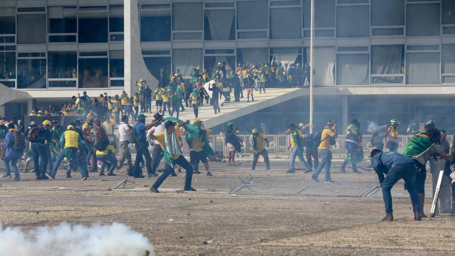 Manifestantes em protesto golpista em Brasília em 8 de janeiro, fato que vem sendo usado como pretexto para endurecer a lei contra o terrorismo - Pedro Ladeira/Folhapress