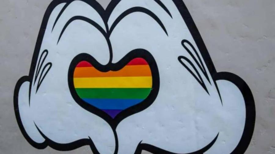 Grafite em que as mãos de Mickey Mouse formam um coração com as cores da bandeira LGBTQIA+, na área dos parques da Disney - Reprodução/DisneyParks Blog