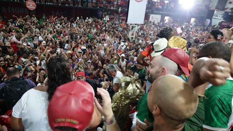 Quadra da Mocidade Alegre recebe o troféu de campeã, em SP