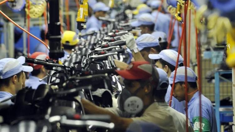 Indústria contrata, mas não investe em maquinário e tecnologia, diz economista