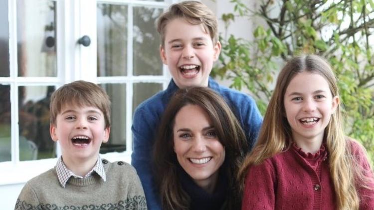 Princesa Kate e filhos em foto para comemorar o Dia das Mães