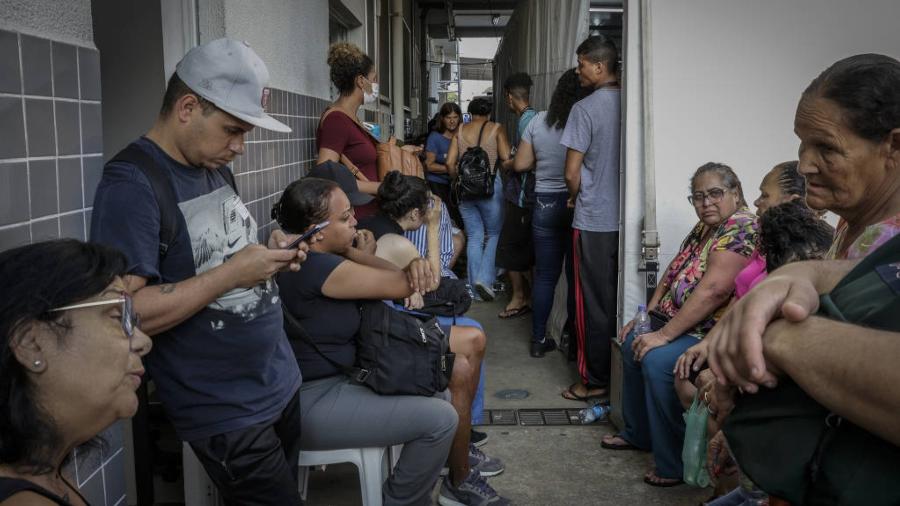 Pacientes com sintomas de dengue aguardam atendimento na tenda da UPA 26 de Agosto, em Itaquera, na zona leste de São Paulo 