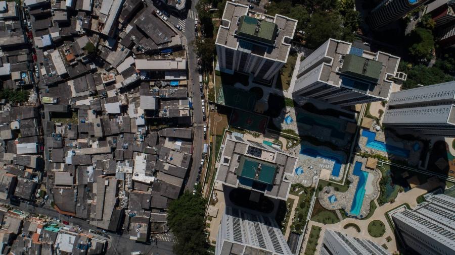 Vista da favela de Paraisópolis com o bairro do Morumbi ao lado