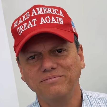 Tarcísio de Freitas com boné MAGA (Make América Great Again) em apoio a Donald Trump Tarcísio de Freitas com boné MAGA (Make América Great Again) em apoio a Donald Trump