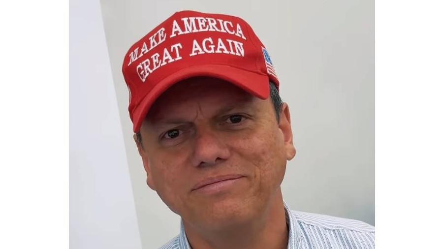 Tarcísio de Freitas com boné Maga (Make América Great Again) em apoio a Donald Trump - Reprodução - 3.abr.2024/Instagram