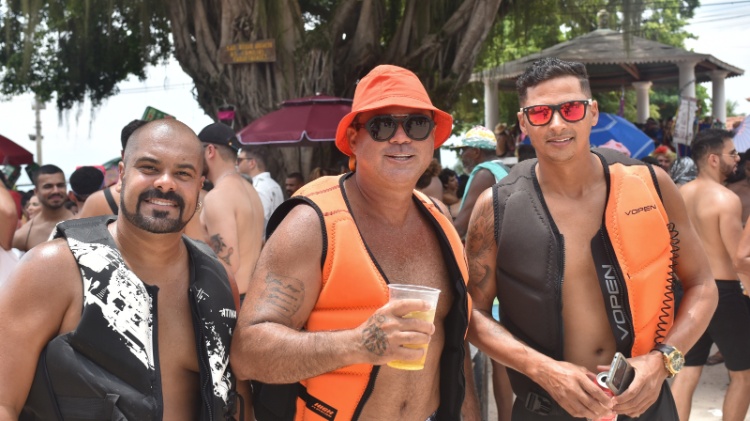 Amigos curtiram bloco de Carnaval na Ilha de Paquetá (RJ)