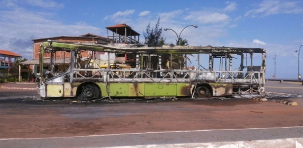 Ônibus incendiado por criminosos no município de Raposa, região metropolitana de São Luís - Domingos Costa/Divulgação