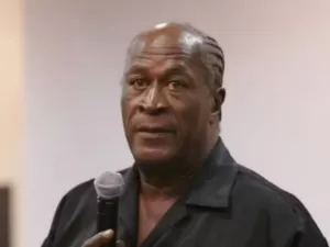 Morte de John Amos foi divulgada com atraso a pedido dele, diz agente