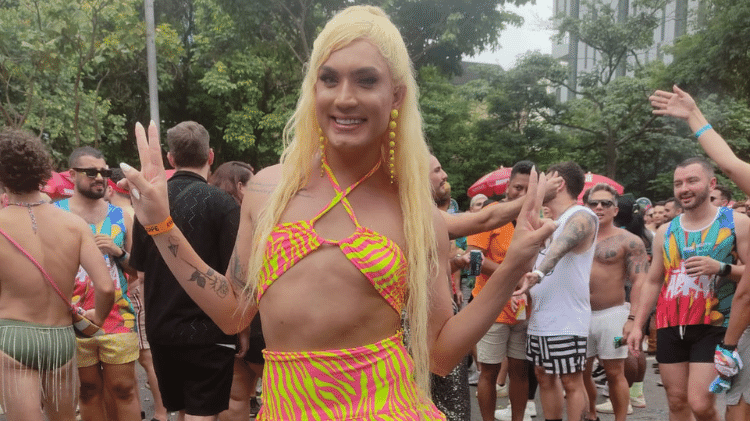 A drag queen Aretuza Lovi no Bloco do Abrava, em SP