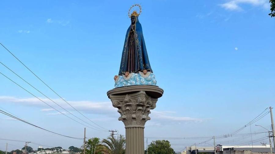 Estátua de Nossa Senhora Aparecida na entrada de Bastos (SP) 