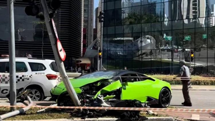 Motorista de Lamborghini tentou atropelar motociclista que havia acabado de roubar seu Rolex na avenida Faria Lima, em São Paulo, neste sábado (18) - 