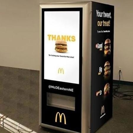 O caixa eletrônico é uma ação de marketing da rede de fast food - Reprodução/The Boston Globe