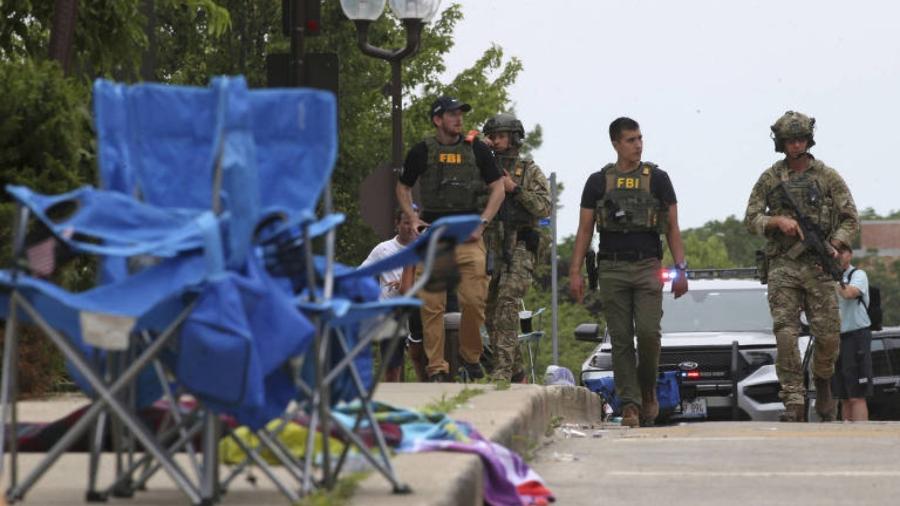 Policiais do FBI na área de Highland Park onde ocorreu o tiroteio durante desfile de celebração da independência dos EUA - Antonio Perez - 4.jul.22/Xinhua