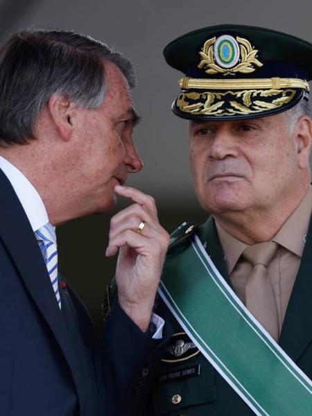 O ex-presidente Jair Bolsonaro (PL) conversa com o ex-comandante do Exército general Freire Gomes durante cerimônia do Dia do Soldado