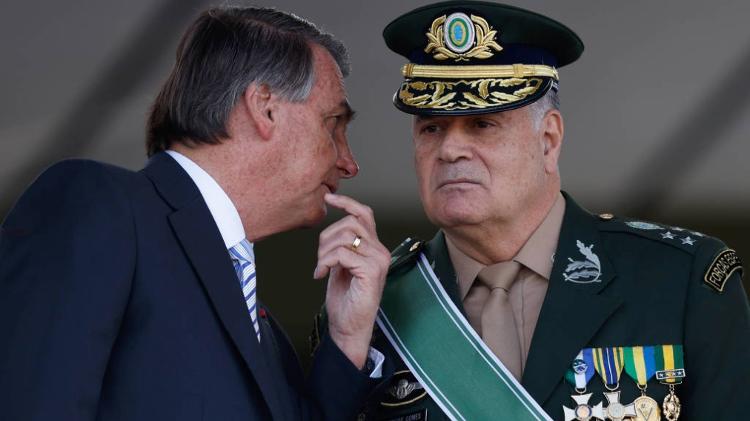 O ex-presidente Jair Bolsonaro (PL) conversa com o ex-comandante do Exército general Freire Gomes durante cerimônia oficial