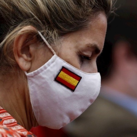 17.jul.2020 - Assistente usa máscara com a bandeira da Espanha durante o lançamento de um livro em Madri - EFE/Mariscal
