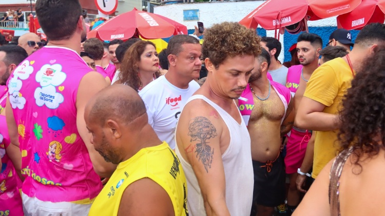 No meio da pipoca, Silvério Pereira curte o carnaval em Salvador.