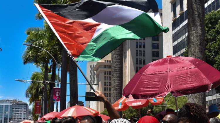 Bandeira da Palestina é levantada no Bloco Cordão da Bola Preta, no Rio
