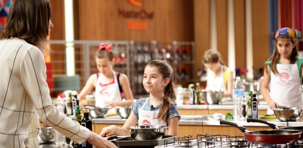 A Chef Paola Carosella ajuda os pequenos a cozinharem ingredientes exóticos - Divulgação