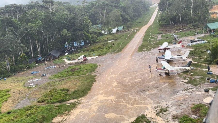 Aviões de garimpeiros tomam conta de região ao lado do posto de saúde indígena fechado - Condisi Yanomami