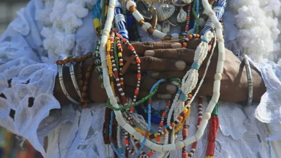 Adornos típicos de religião de matriz africana, babalorixá, mãe de santo, terreiro, Umbanda, Candomblé, guias