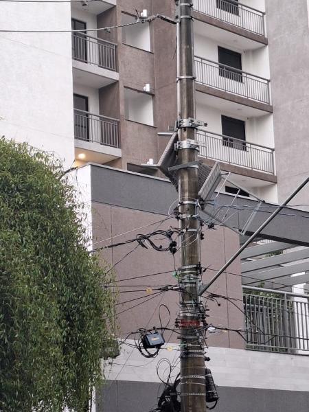 Cadeira fica em poste depois de temporal em São Paulo