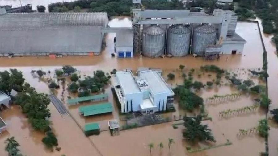 Galpão com 100 mil toneladas de soja rompe por causa das chuvas no Rio Grande do Sul
