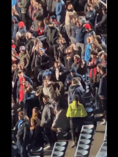 Torcedores do San Lorenzo, da Argentina, imitando macacos em direção à torcida do Atlético-MG, na Libertadores