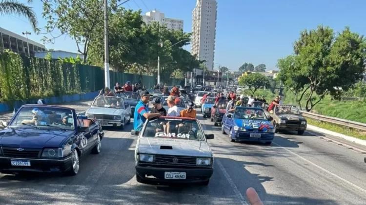 Rolê dos sem topete - Comboio dos "sem topete" na entrada da rodovia dos Bandeirantes 