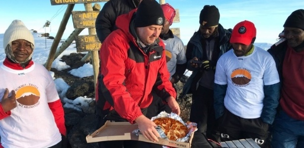 Alpinistas comem pizza entregue no topo do Monte Kilimanjaro - Divulgação/Twitter/pizzahut