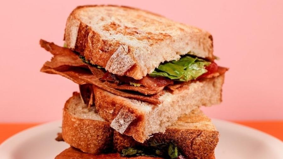 Sanduíche que leva o "bacon falso" criado pela startup Prime Roots - Instagram/primeroots